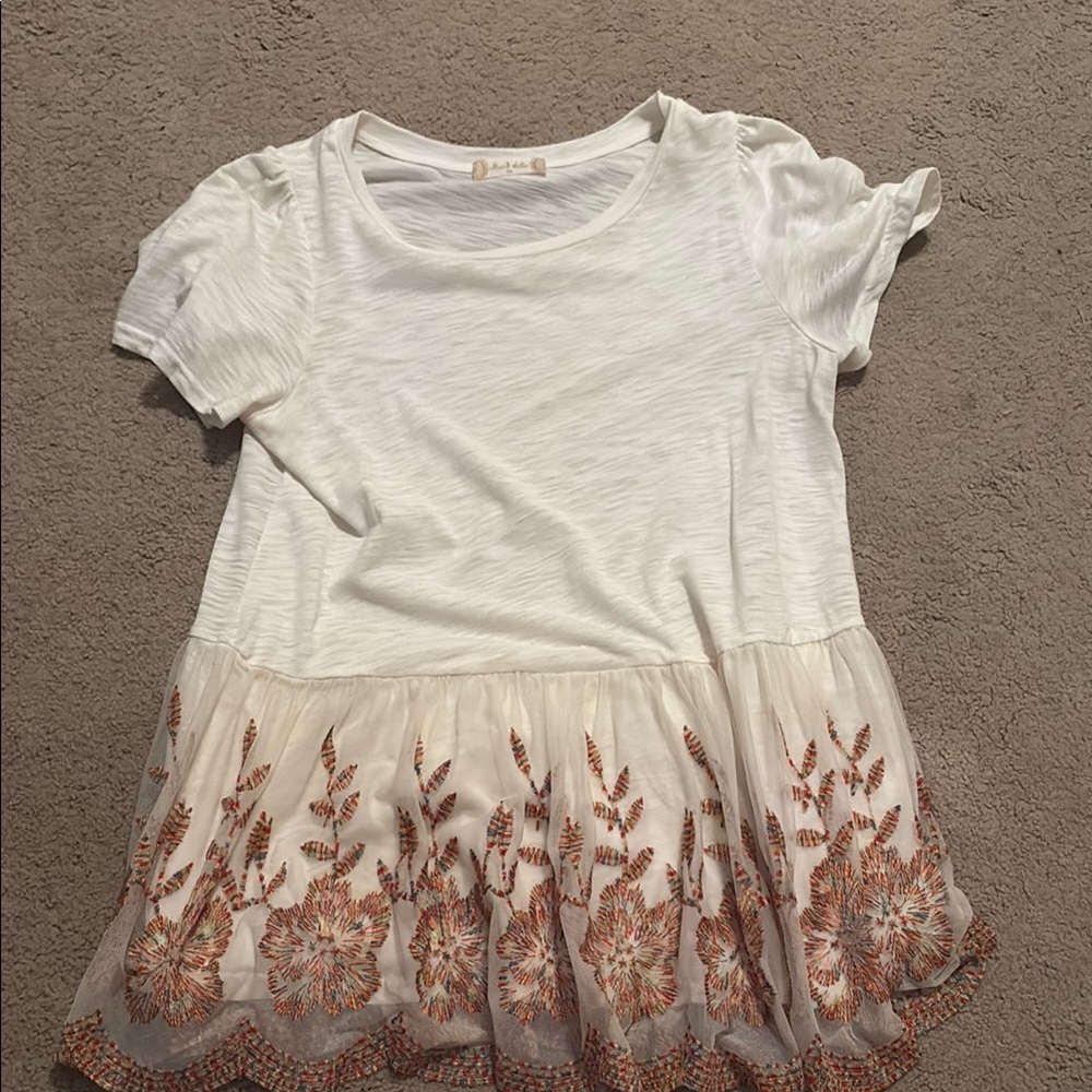 Altar’d State White Floral Embroidered Top - Size Medium (Good as New)🌸🤍💐